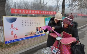 市农发投公司组织干职工深入七二一社区 开展“见义勇为”主题宣传月活动