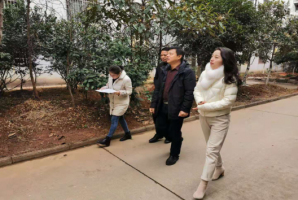 周志奇率队赴市城区七二一社区走访慰问贫困户