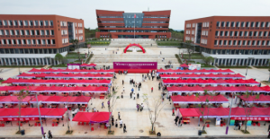 市农发集团参加赣东学院2025届毕业生秋季校园双选招聘会