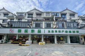 集团党委副书记、总经理胡建军调研“赣抚农品”华萃庭院店试营业工作